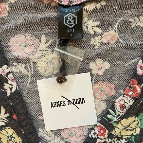 Agnes & Dora™ Essential Cardigan Pop of Pink Size S (4/6) Lightweight Floral - Picture 7 of 13